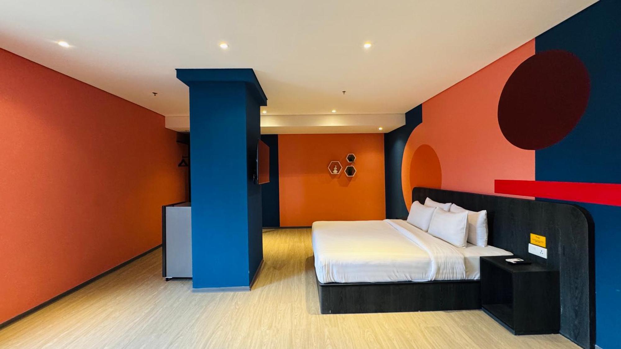Yellow Bee Resort Cililitan Джакарта Екстер'єр фото