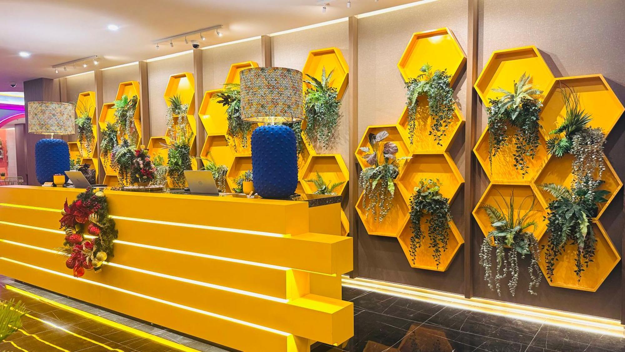 Yellow Bee Resort Cililitan Джакарта Екстер'єр фото