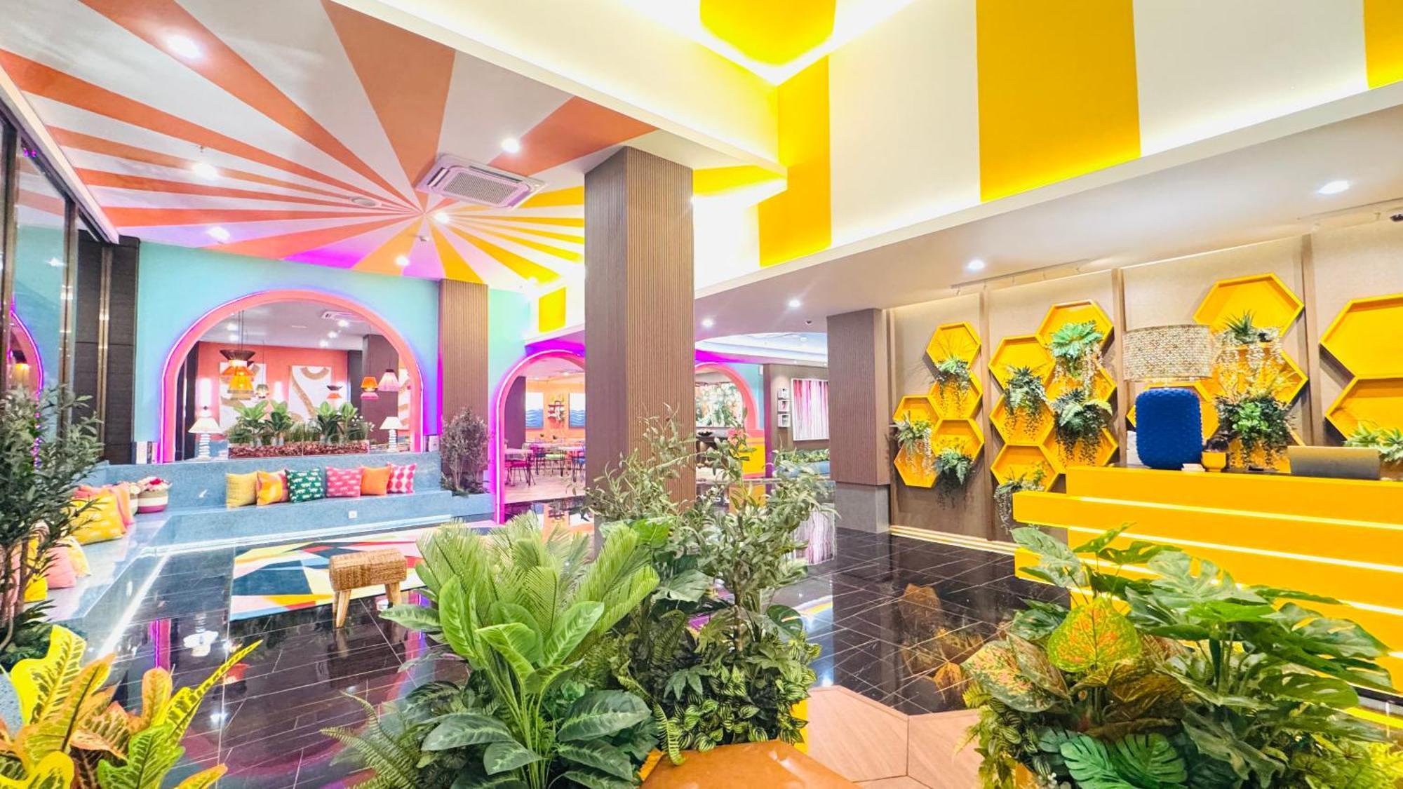 Yellow Bee Resort Cililitan Джакарта Екстер'єр фото