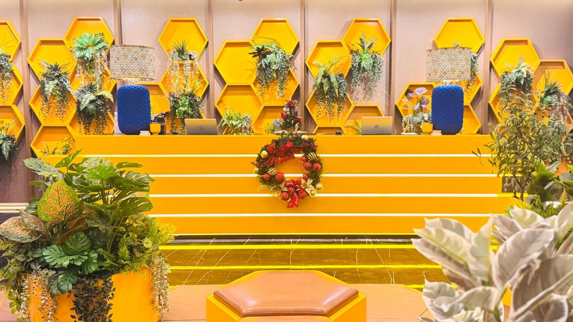 Yellow Bee Resort Cililitan Джакарта Екстер'єр фото